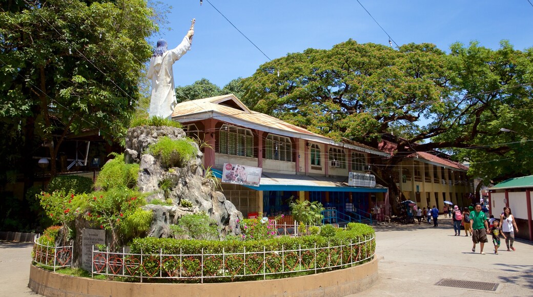 Iglesia Nuestro Señora de Regla mostrando un parque