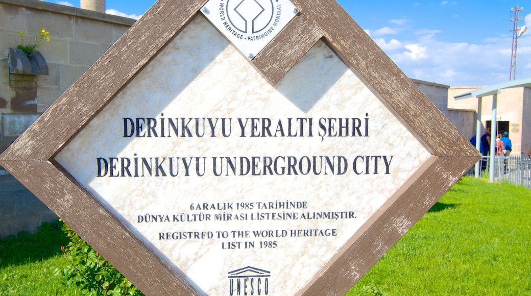 Ciudad subterránea de Derinkuyu que incluye señalización