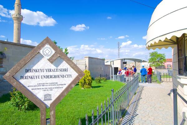 デリンクユの地下都市 フィーチャー 標識