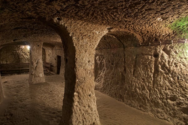 Unterirdische Stadt Derinkuyu welches beinhaltet historische Architektur