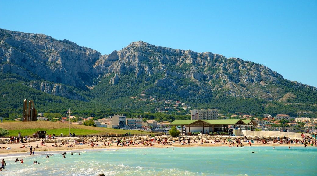 Playa Borely ofreciendo una playa de arena, montañas y vistas generales de la costa