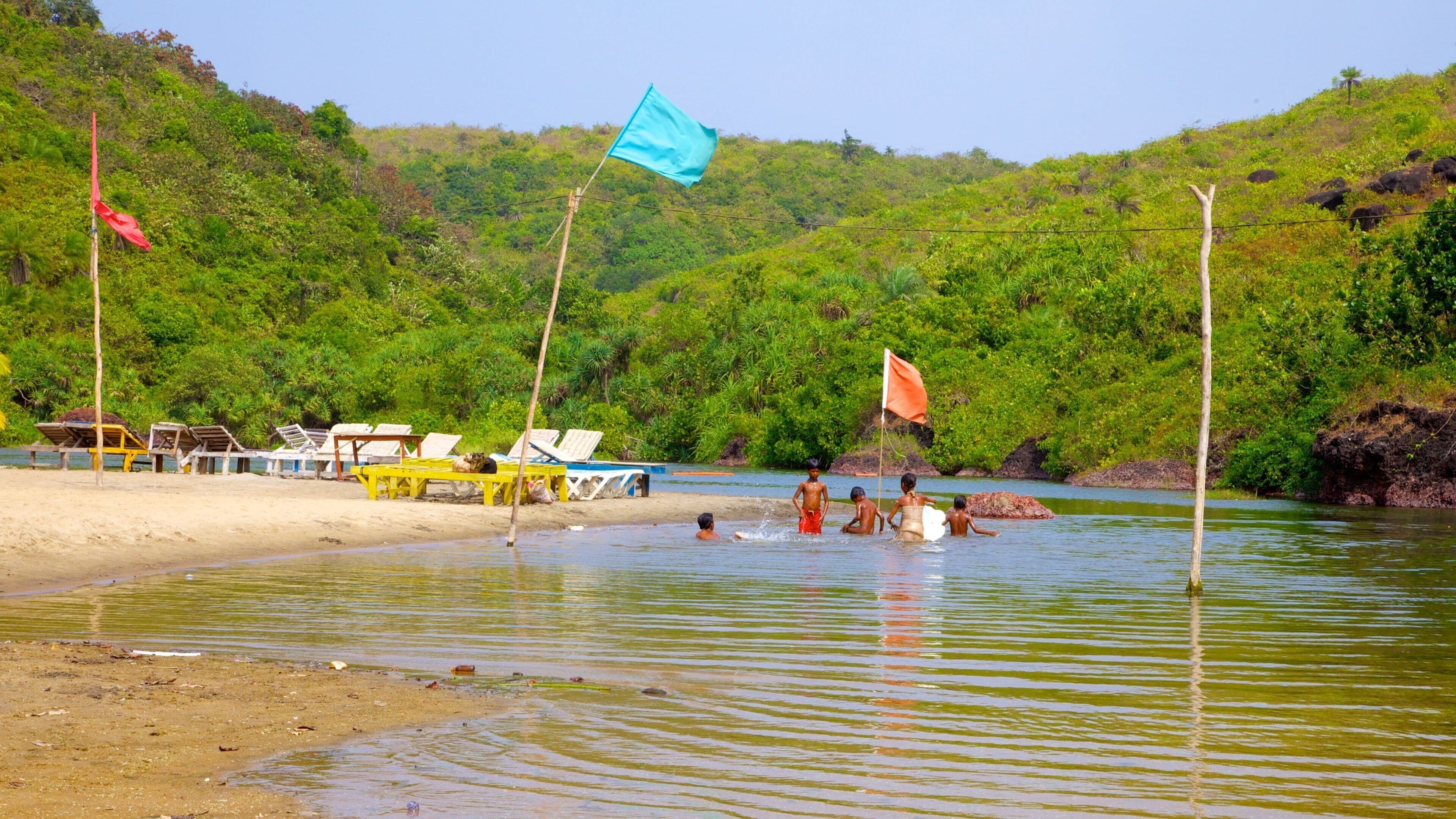Plage de Kalacha qui includes baignade et plage de sable