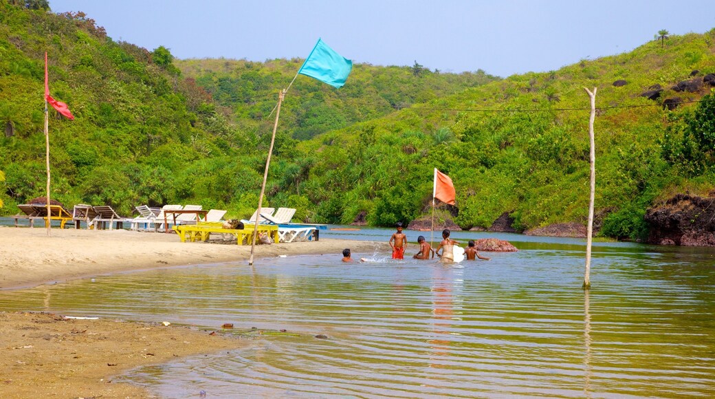 Plage de Kalacha qui includes baignade et plage de sable