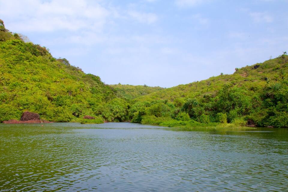 Une rivière bordée de collines verdoyantes.