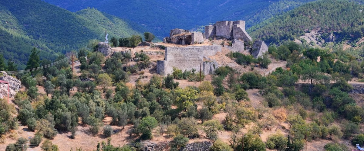Niksar Castle, locally known as Niksar Kalesi, lies in the city of the same name, in the province of Tokat in Turkey.