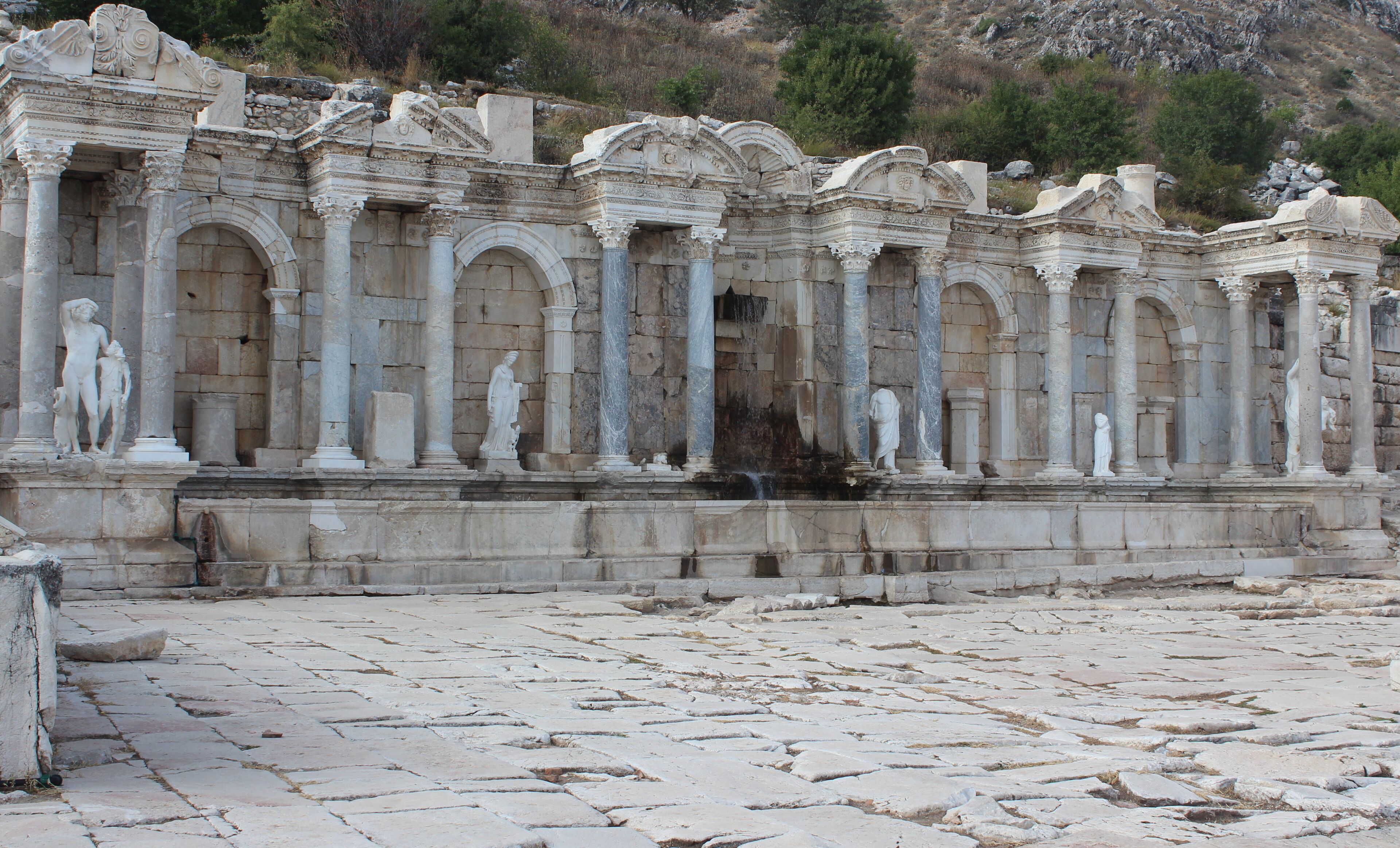 Sagalassos, Antalya'ya 110, Ispartaya 41 km uzaklıkta, Burdur'un Ağlasun ilçesinin 7 km kuzeydoğusunda yer alan antik bir kenttir. Antik Yunan'da Pisidya'nın başkenti olan bu şehrin çoğu yapısı kısmen ayakta kalabilmiştir.