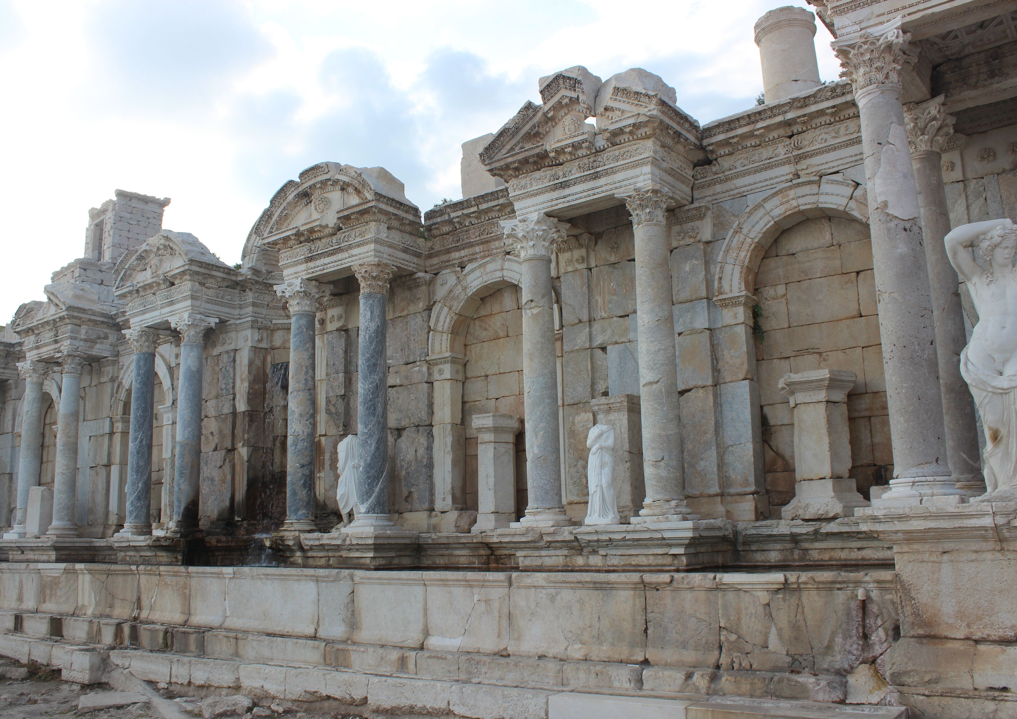Çok güzel korunmuş bir antik kenttir. Antoninler Çeşmesi

Sagalassos, Antalya'ya 110, Ispartaya 41 km uzaklıkta, Burdur'un Ağlasun ilçesinin 7 km kuzeydoğusunda yer alan antik bir kenttir. Antik Yunan'da Pisidya'nın başkenti olan bu şehrin çoğu yapısı kısmen ayakta kalabilmiştir.
