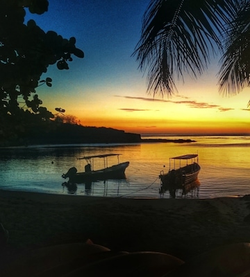 Sunset from sunset beach. Just beautiful.
For tips on how to Island-Hop through the Yasawas, take a look at http://www.martinainmotion.com/island-hopping-in-the-yasawas/.