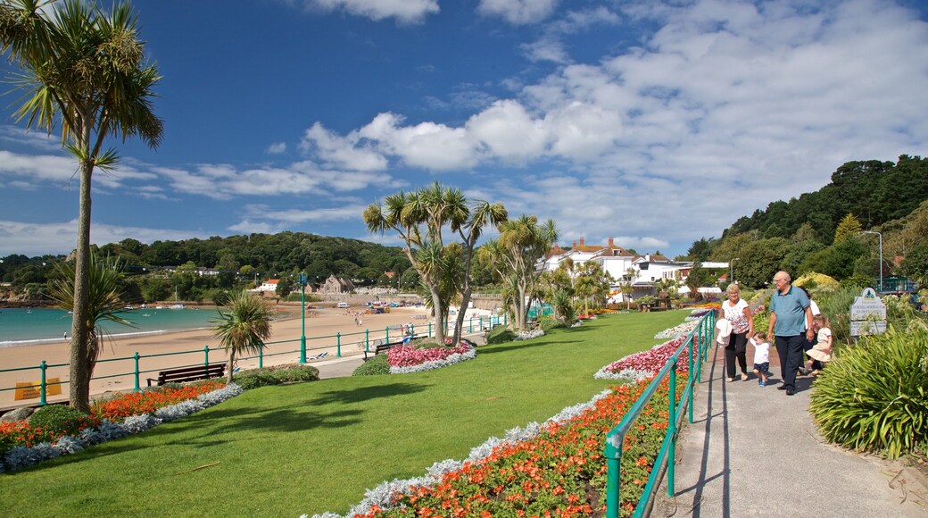 St Brelade\'s Bay Beach som inkluderer hage og blomster i tillegg til familie