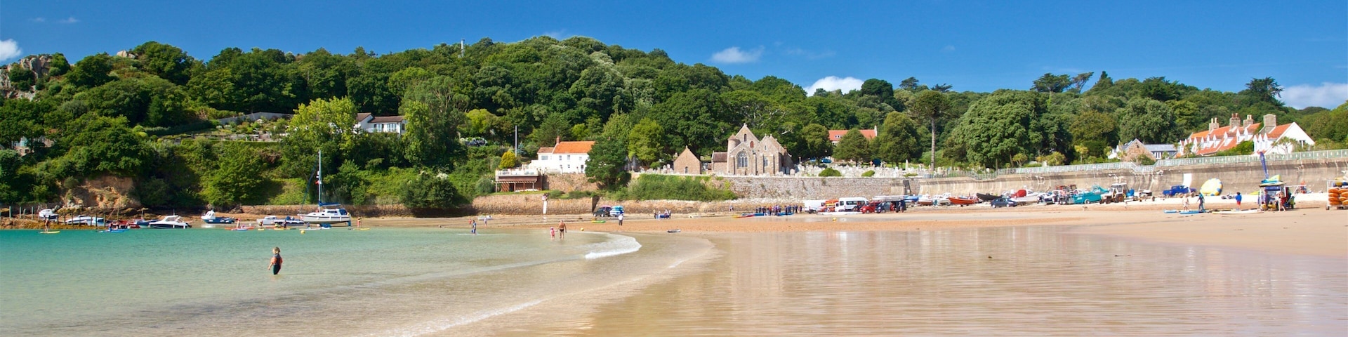 Strand von St Brelade\'s Bay welches beinhaltet Strand und allgemeine KĂŒstenansicht