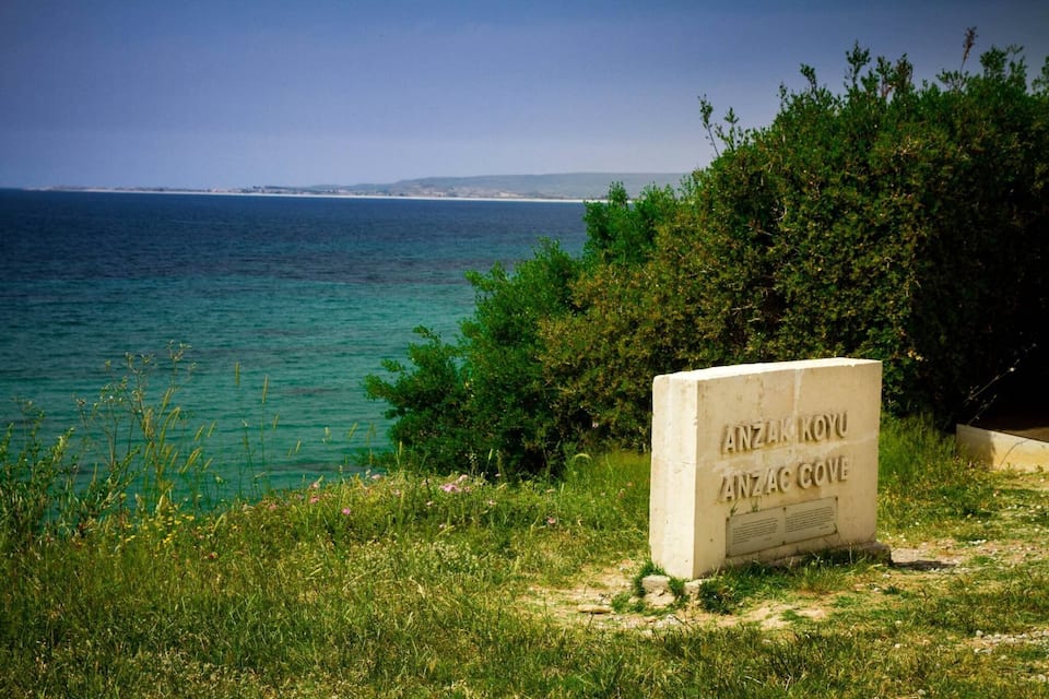 Paisaje costero con un cartel que dice "Anzak Koyu Anzac Cove".