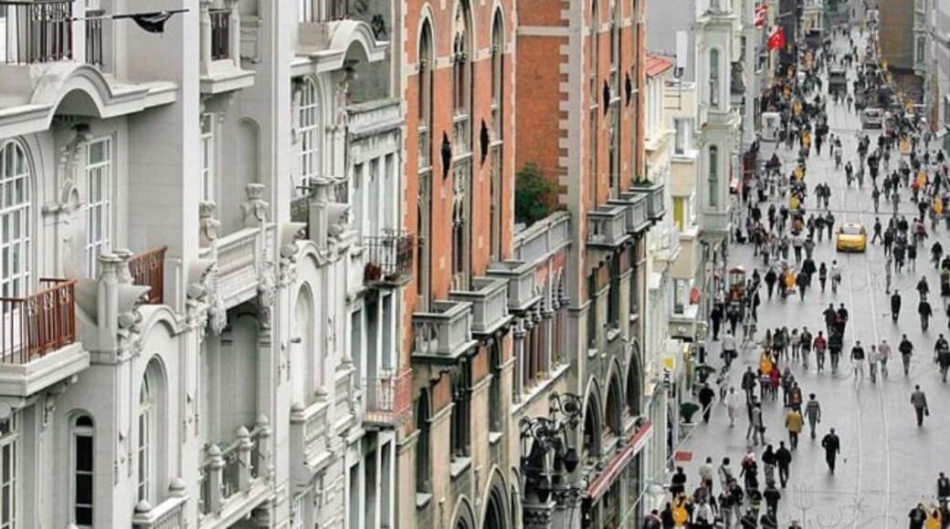 Jet lag can't bring me down - the cobbled streets of downtown Alghero are magical any time of day! Now, where's my pizza?