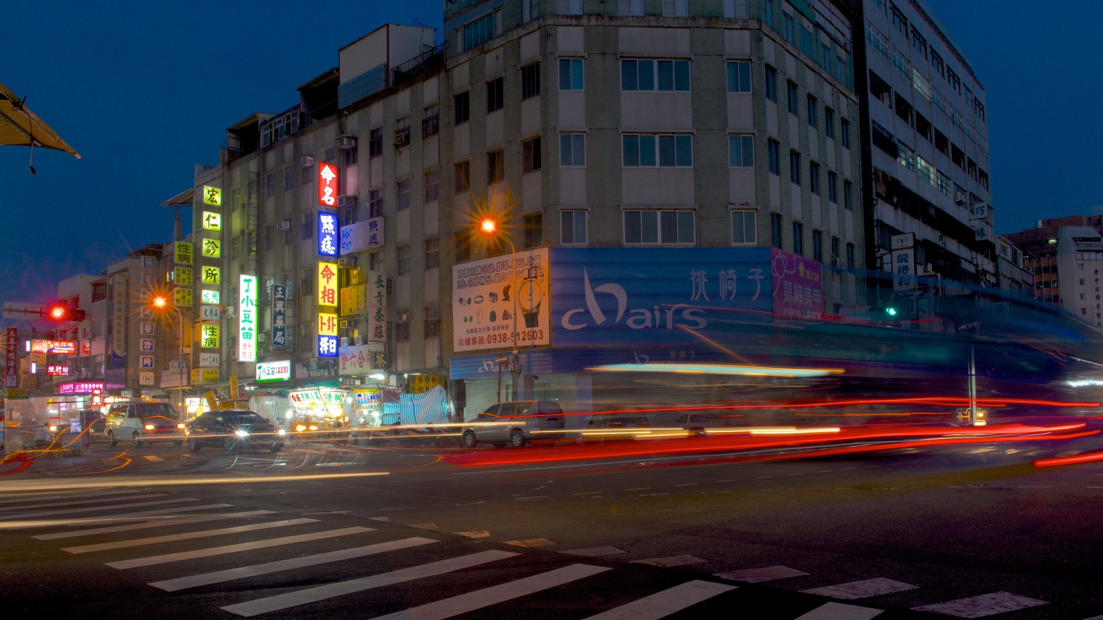 Mercado nocturno Zhonghua mostrando escenas nocturnas y una ciudad