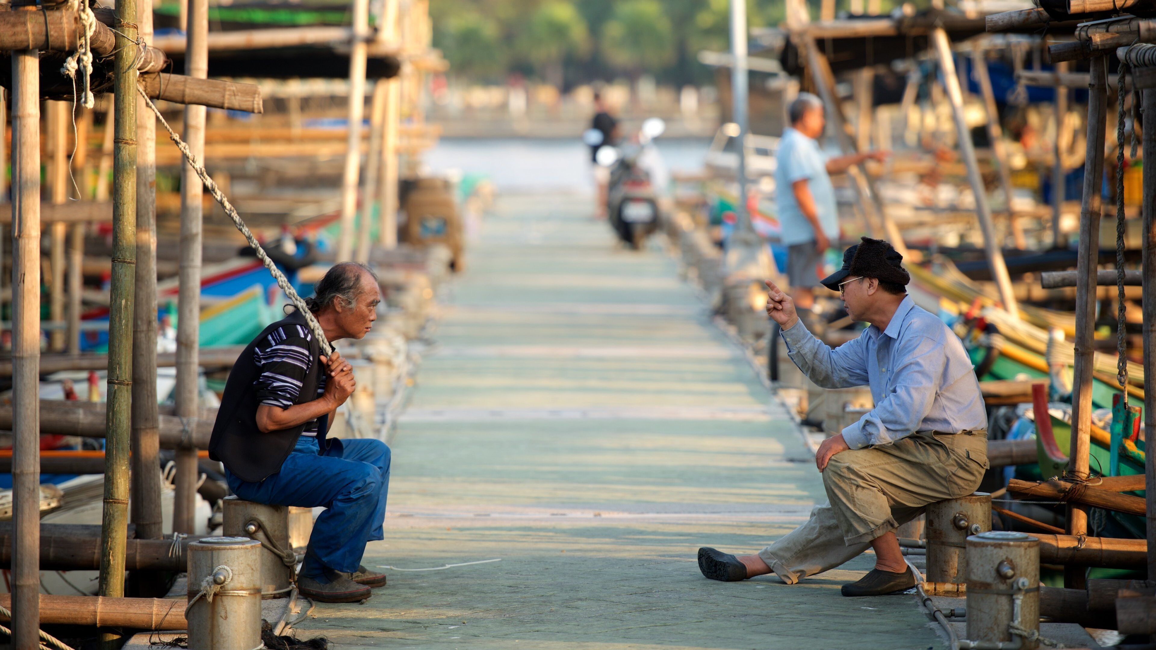 Porto de Anping caracterizando uma marina assim como um pequeno grupo de pessoas