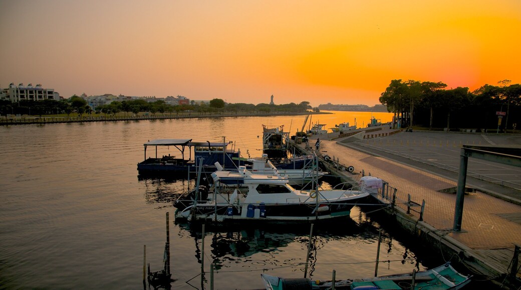 Porto de Anping que inclui uma baĂa ou porto e um pĂŽr do sol