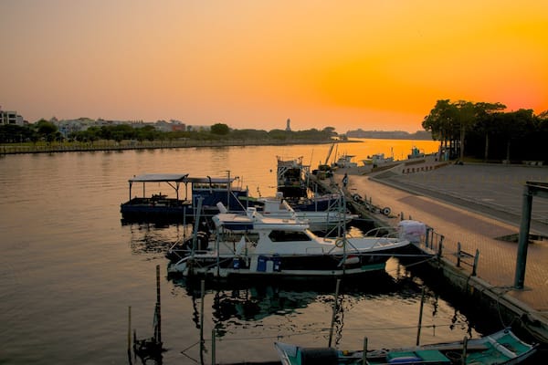 Baie d\'Anping qui includes baie ou port et coucher de soleil