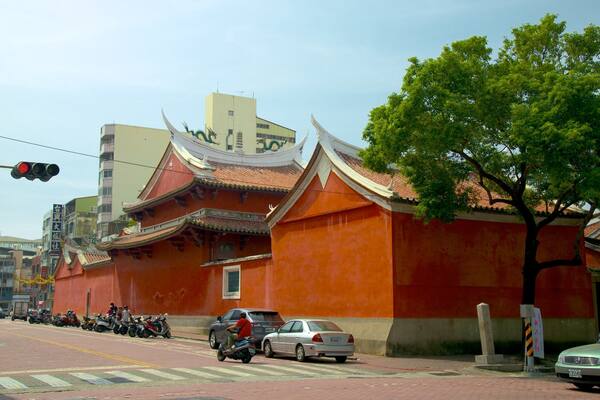 Ji Dian Wu Miao featuring a city