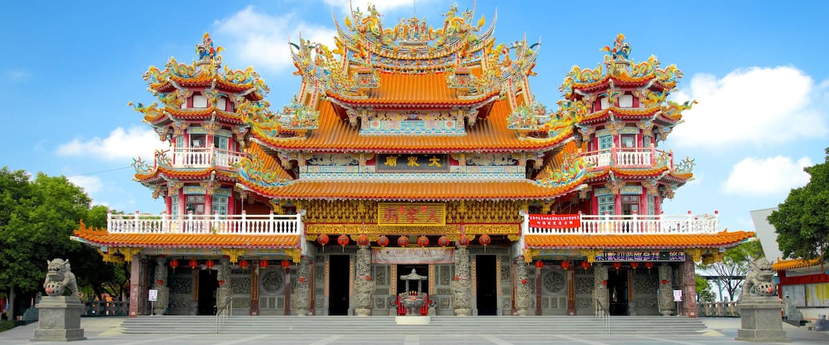 Un templo chino tradicional con arquitectura ornamentada, varios niveles y decoraciones coloridas.