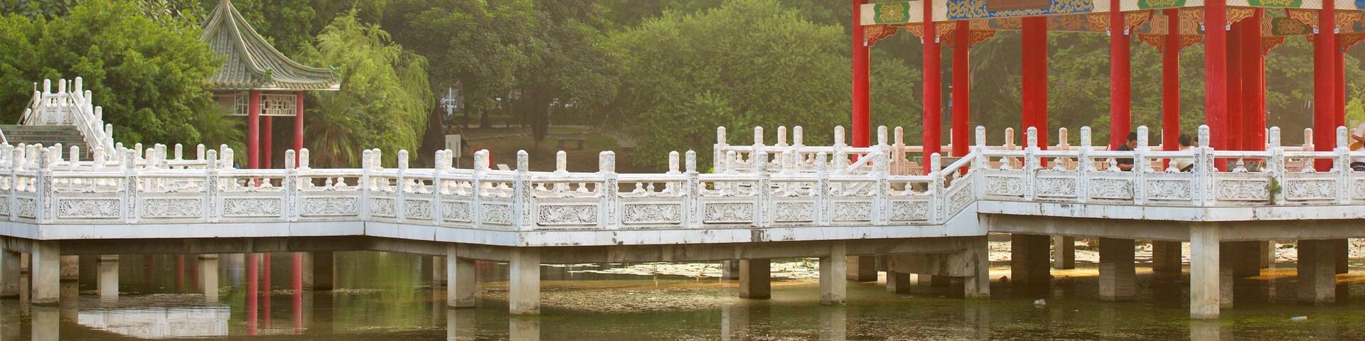 Tainan Park showing a lake or waterhole and a garden