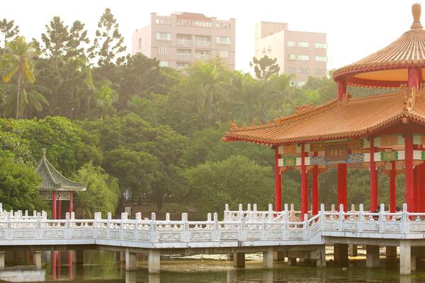 Parco di Tainan mostrando parco e lago o sorgente d\'acqua