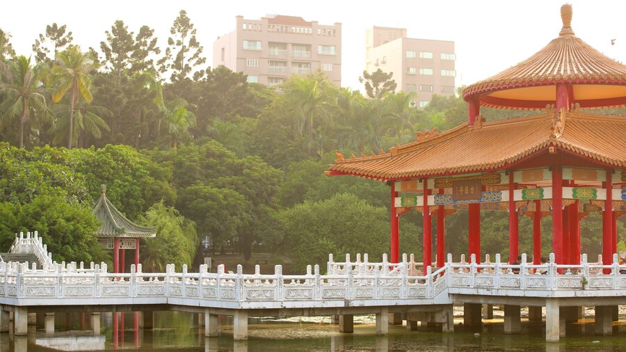 Parque de Tainan ofreciendo un lago o espejo de agua y un parque