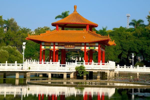 Parc de Tainan montrant lac ou étang et jardin