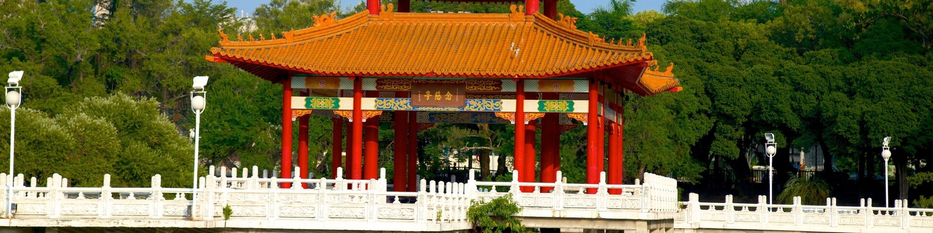 Tainan Park showing a park and a lake or waterhole