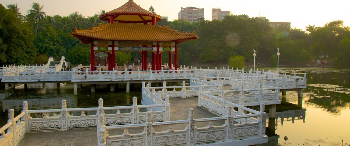 Tainan-Park welches beinhaltet Park und See oder Wasserstelle