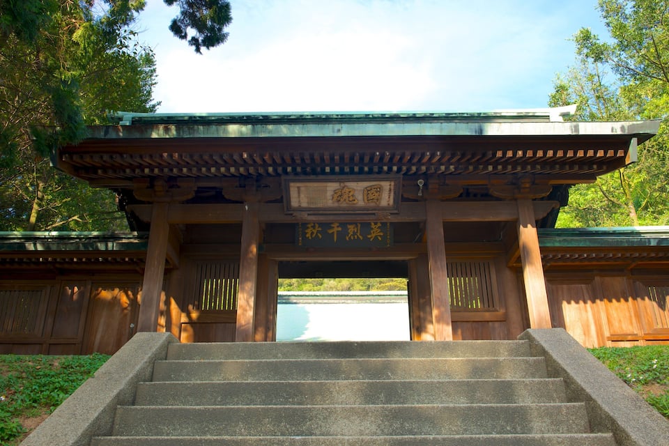 Un torii traditionnel japonais, constitué d’une structure en bois et surmonté d’un escalier en pierre menant à son sommet.
