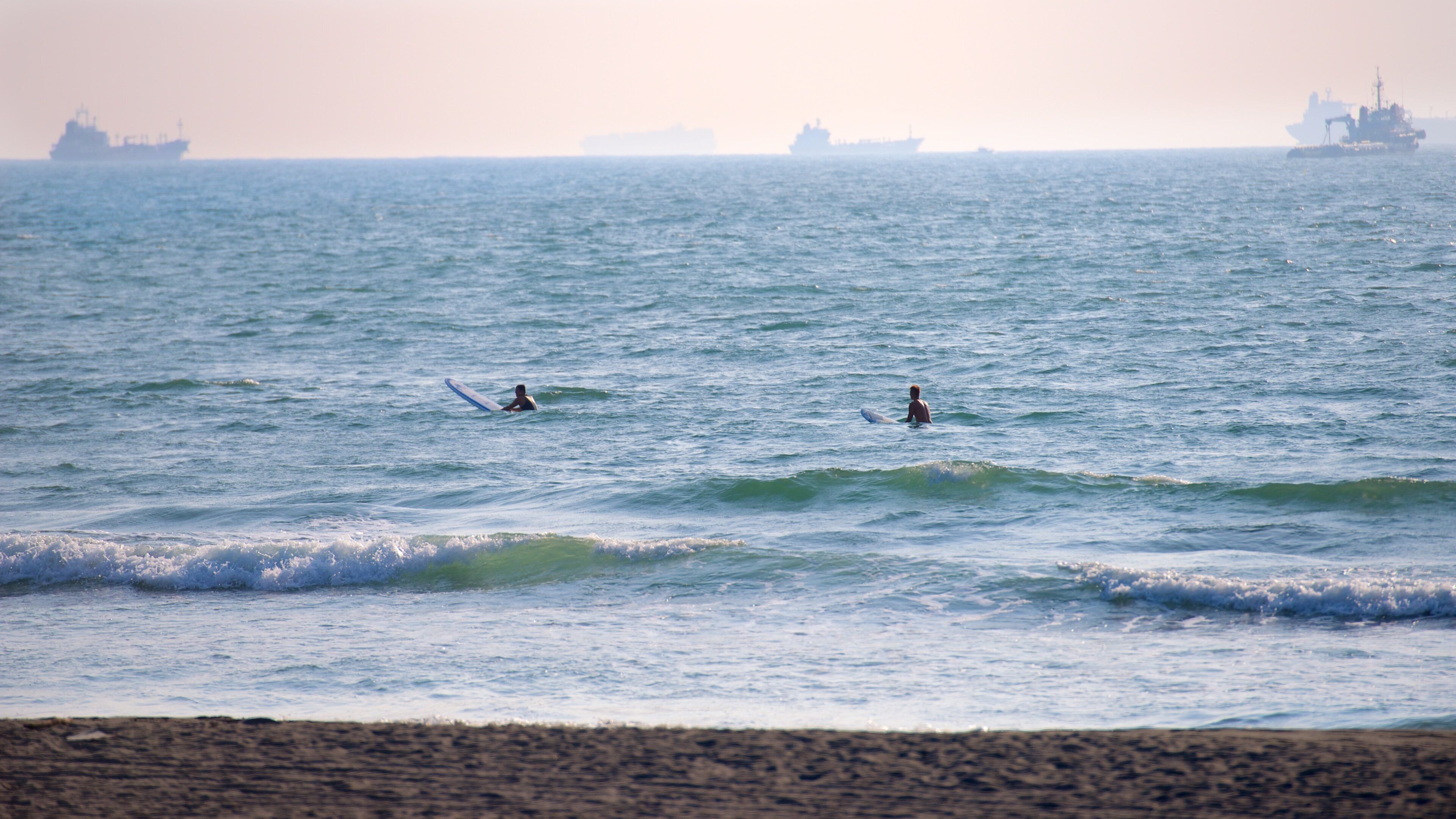 Parque junto al mar de Cijin que incluye una playa y olas