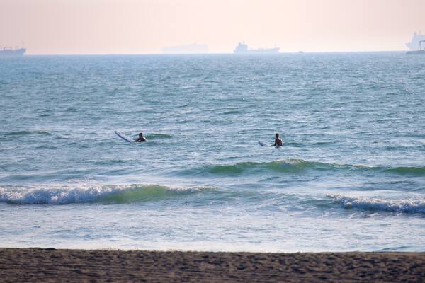 Cijin Seaside Park showing a beach and waves