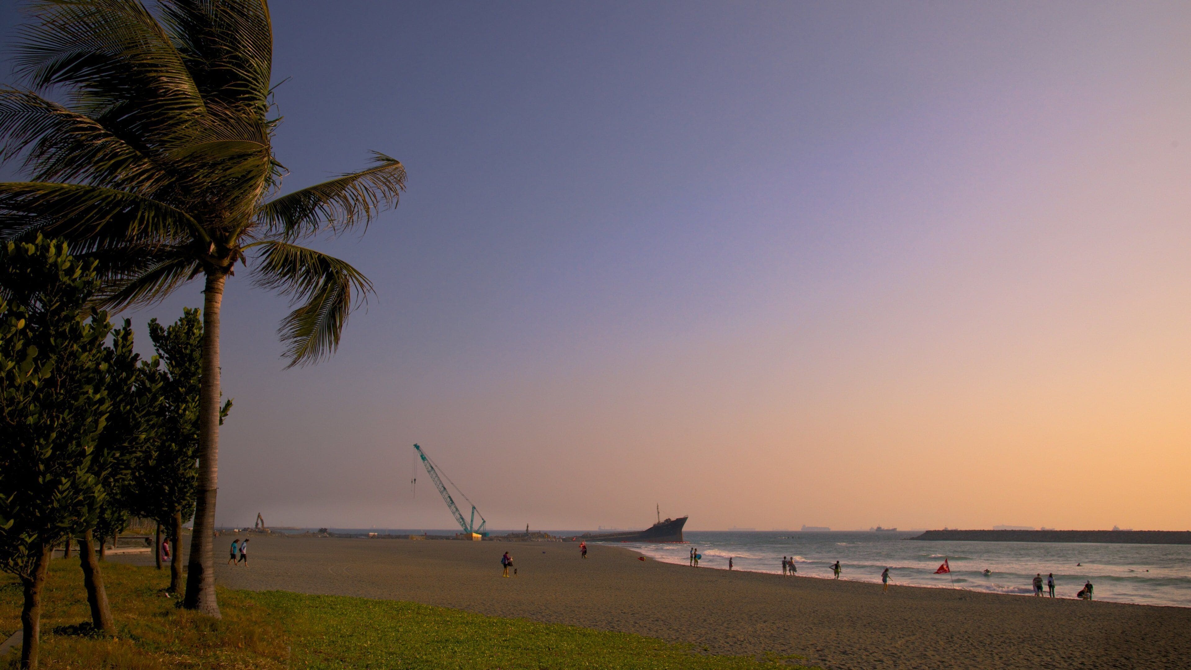 Cijin-kustpark toont een zandstrand en een zonsondergang