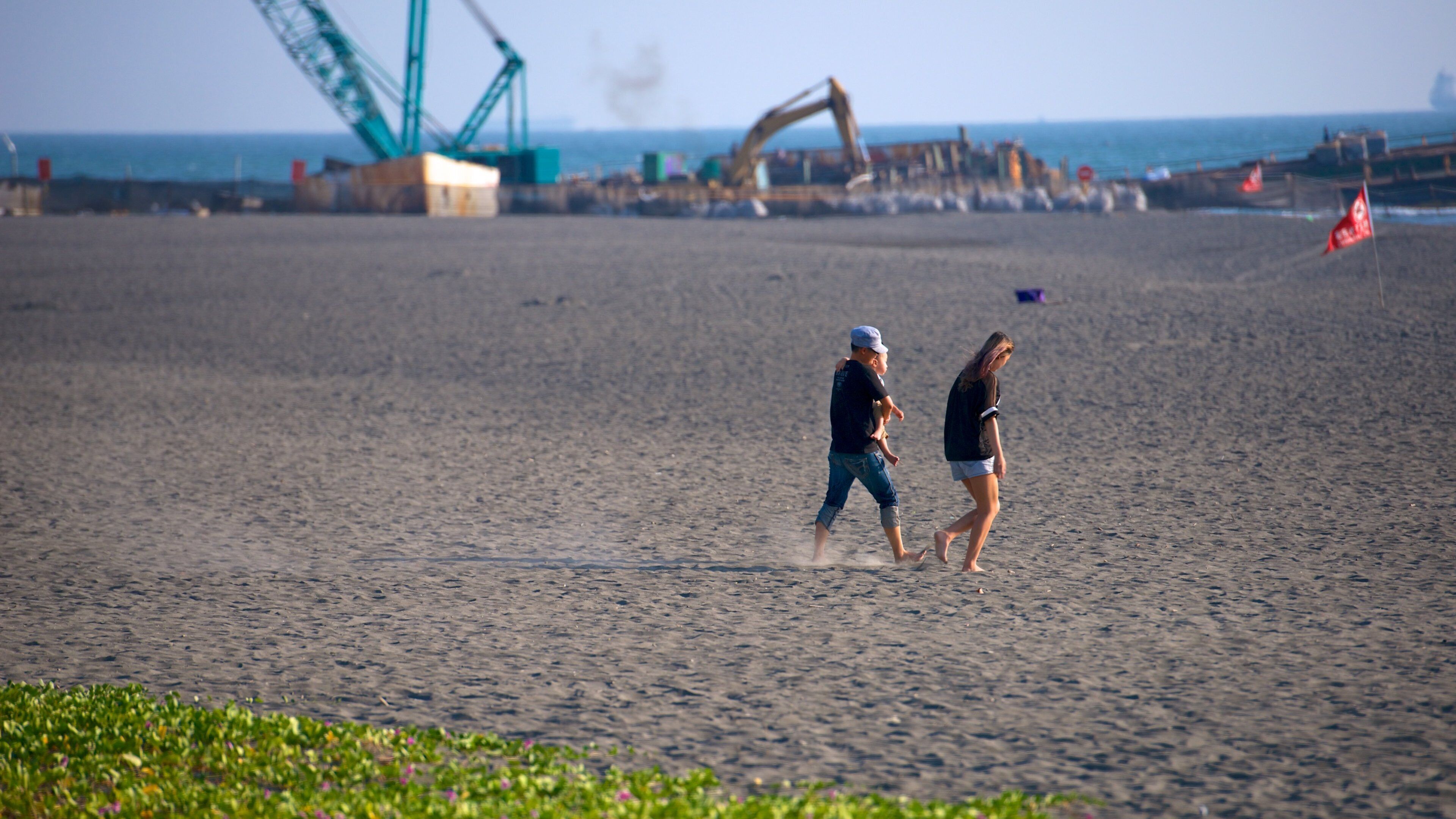 Parque junto al mar de Cijin mostrando una playa y también un pequeño grupo de personas