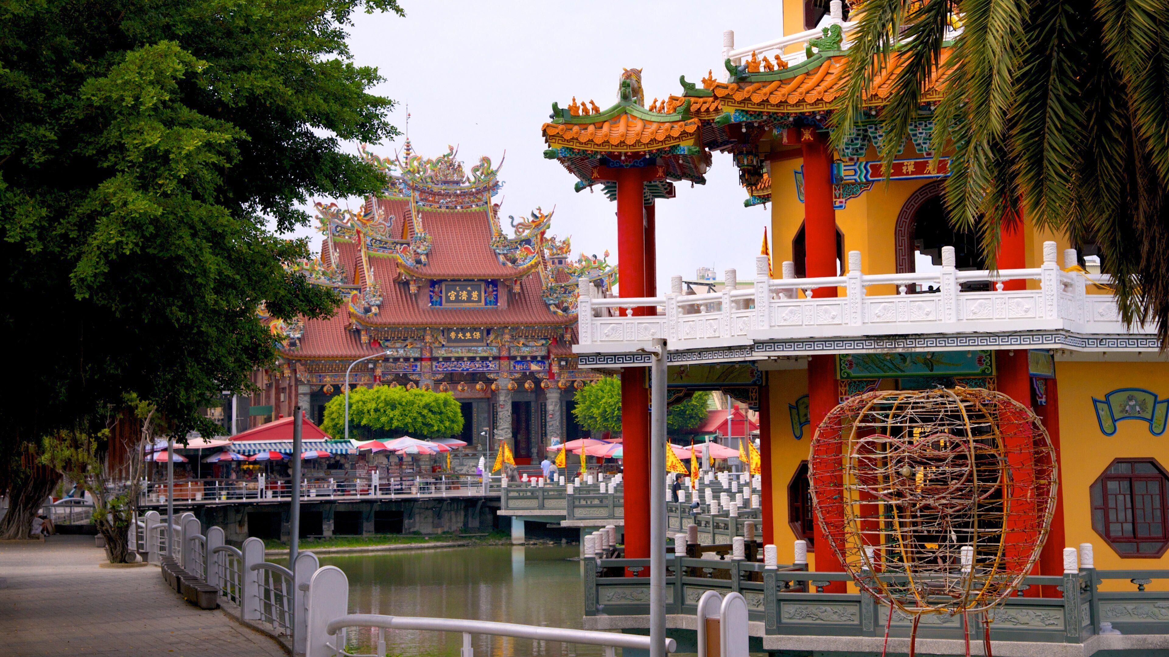 Dragon Tiger Tower showing a temple or place of worship