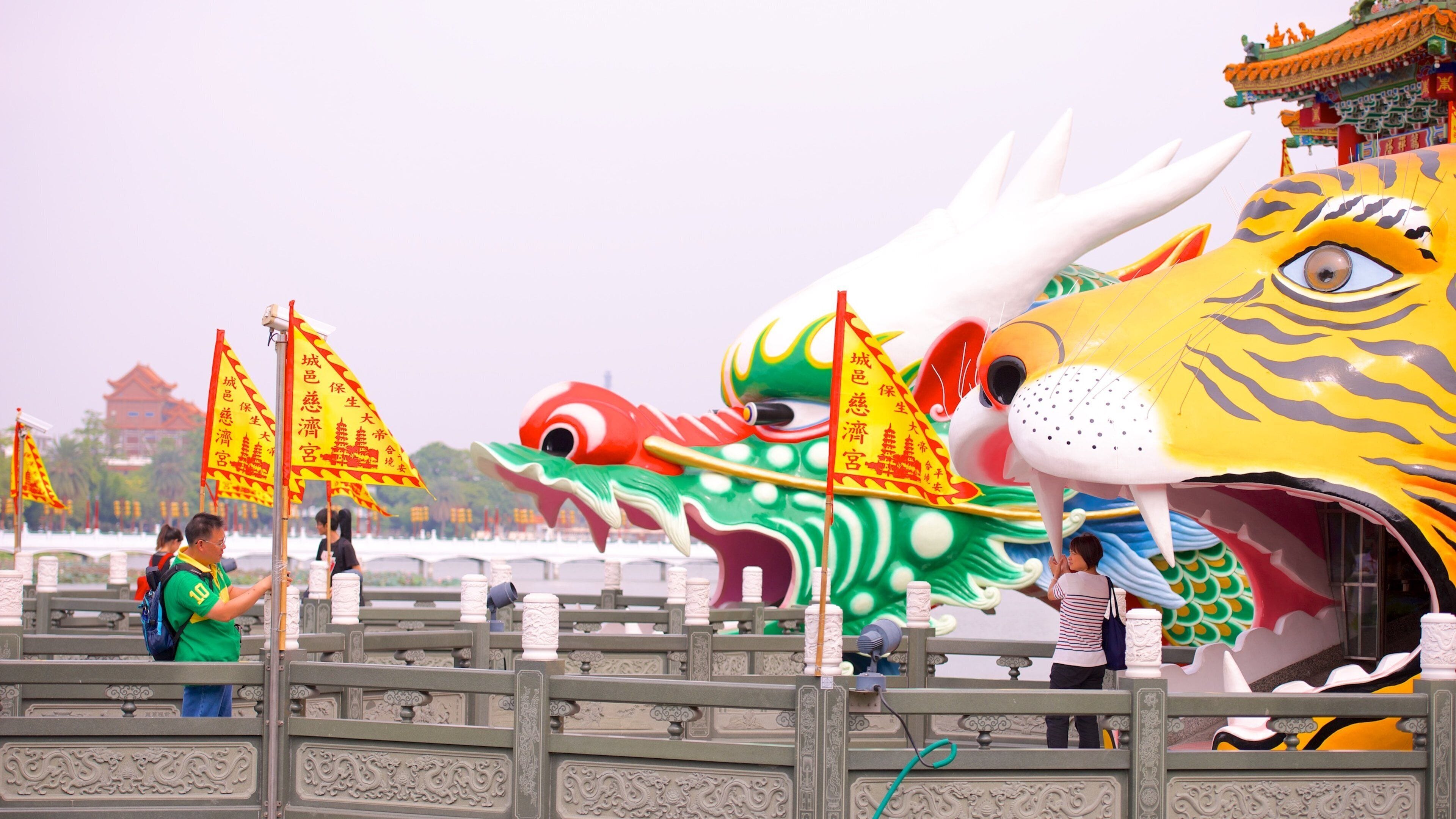 Tháp Long Hổ cho thấy pho tượng