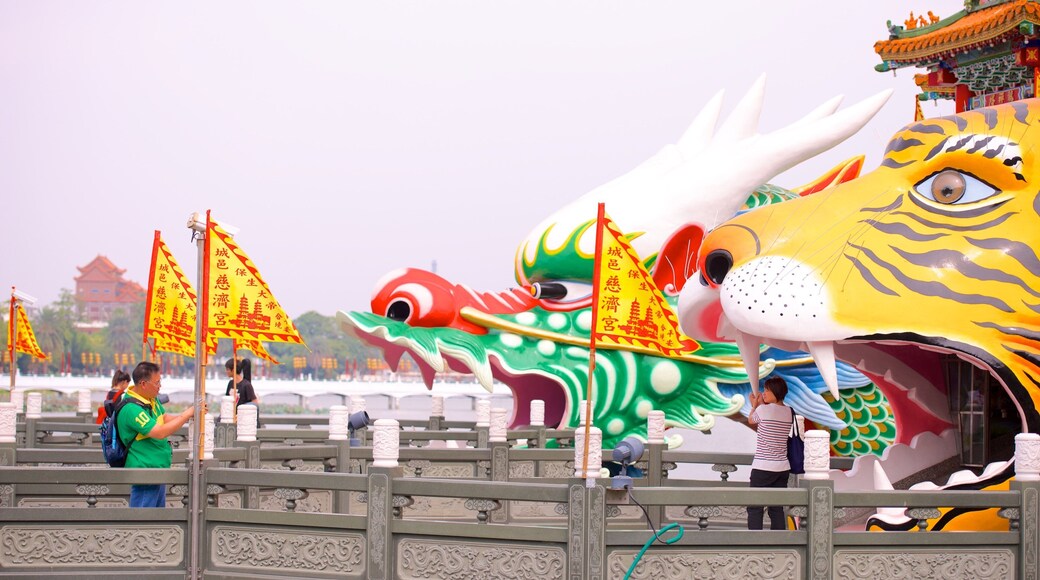 Tháp Long Hổ cho thấy pho tượng