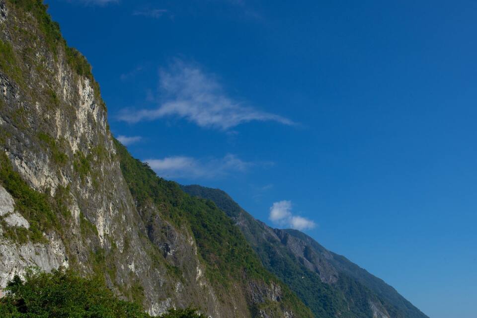 Una montagna aspra con ripidi dirupi e vegetazione scarsa.