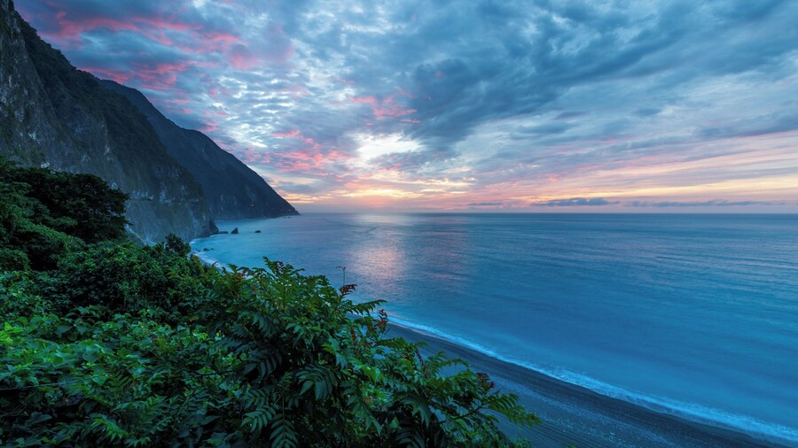 Arrived at the cliffs a little after 4am, just as these blue hour colours were coming to life. You can also get down to the beach and take photos from there. This shot was taken from next to the road above the beach.
This area around Hualien is known for its deep blue sea, these colours match what you could see with your eyes.
#BVSBlue #taiwan #hualien #ocean #seascape