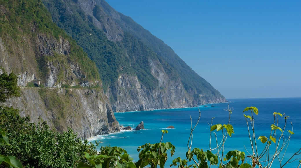 Acantilado Ching-Shui ofreciendo vistas generales de la costa y costa escarpada