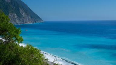 Acantilado Ching-Shui ofreciendo vistas generales de la costa y costa escarpada