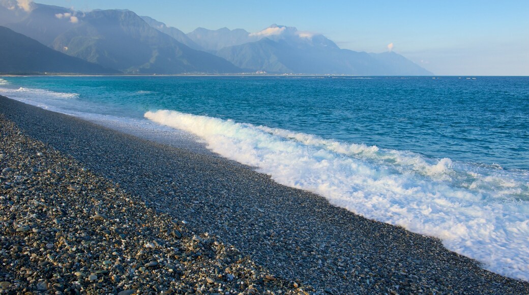 Playa Chishingtan que incluye surf y una playa de guijarros