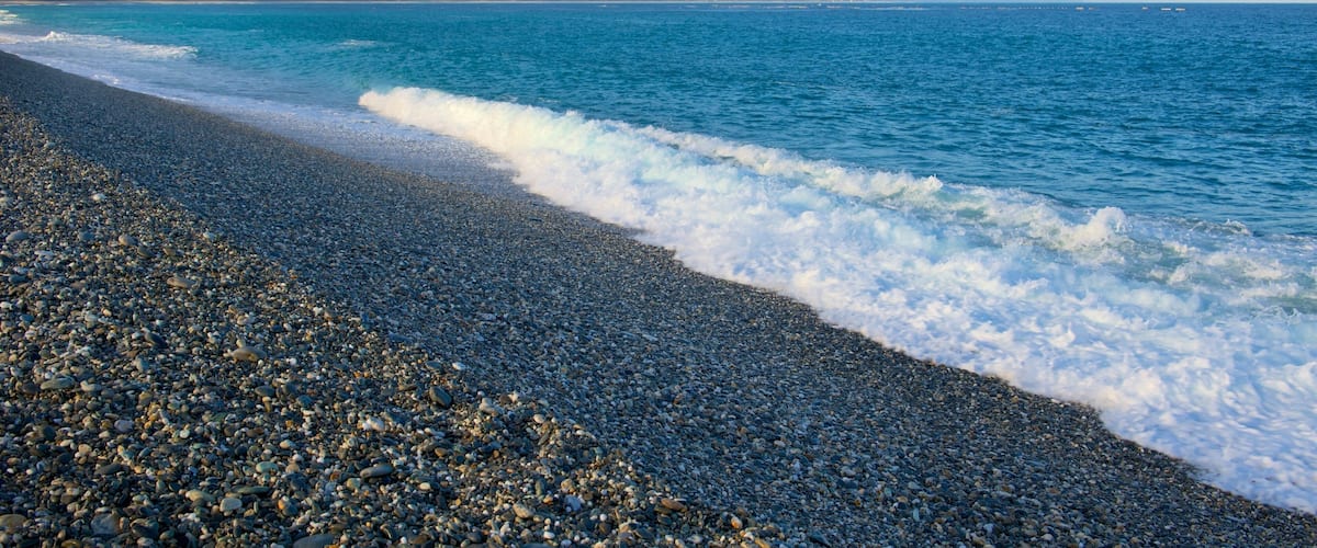Chishingtan Beach showing waves and a pebble beach