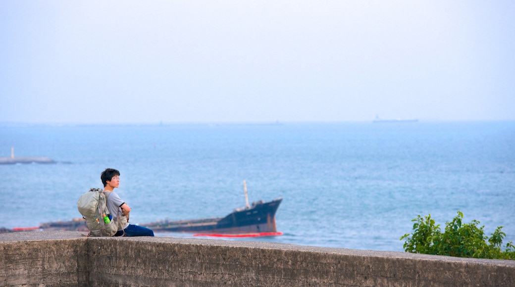 Cihou-fortet som viser kyst i tillegg til en mann