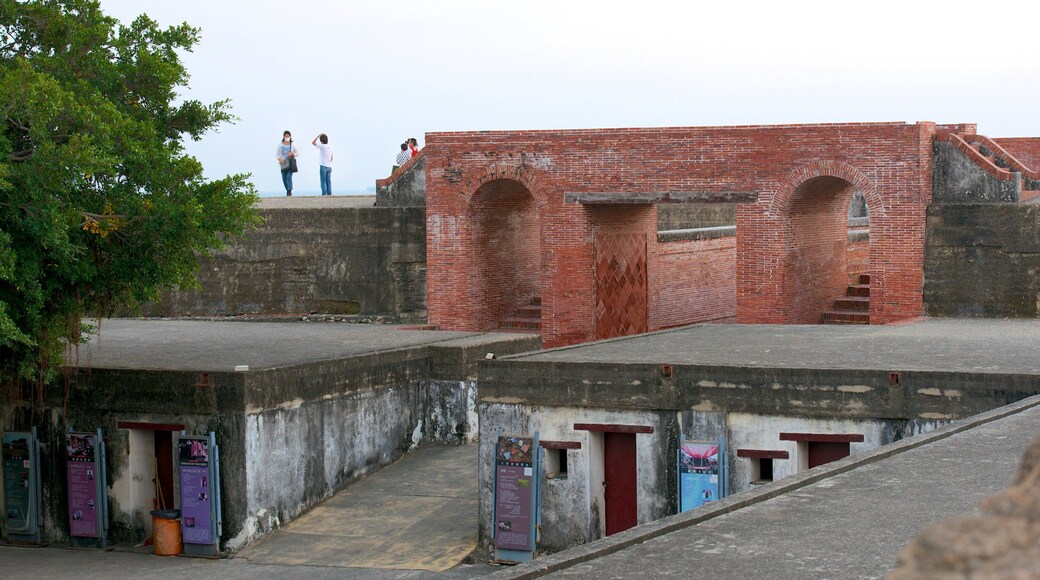 Fuerte de Cihou mostrando elementos patrimoniales y ruinas de un edificio