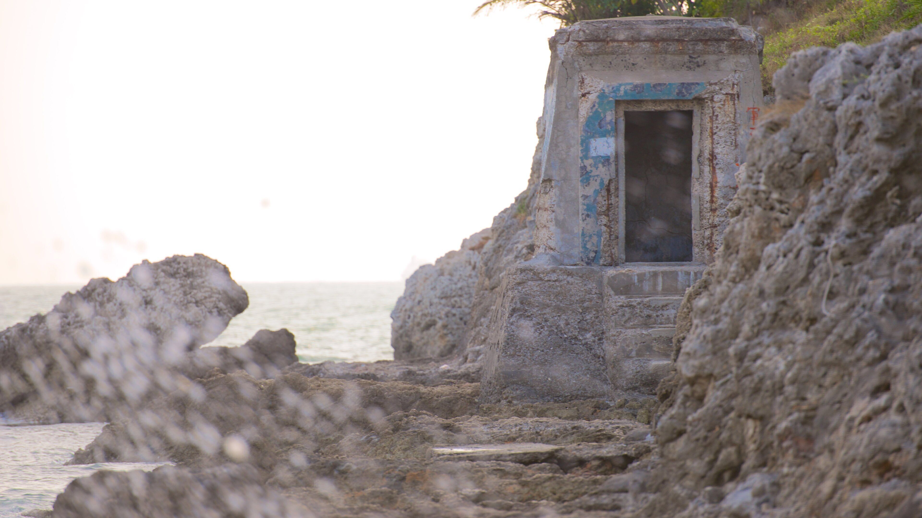 Fuerte de Cihou mostrando elementos patrimoniales, vista general a la costa y una ruina