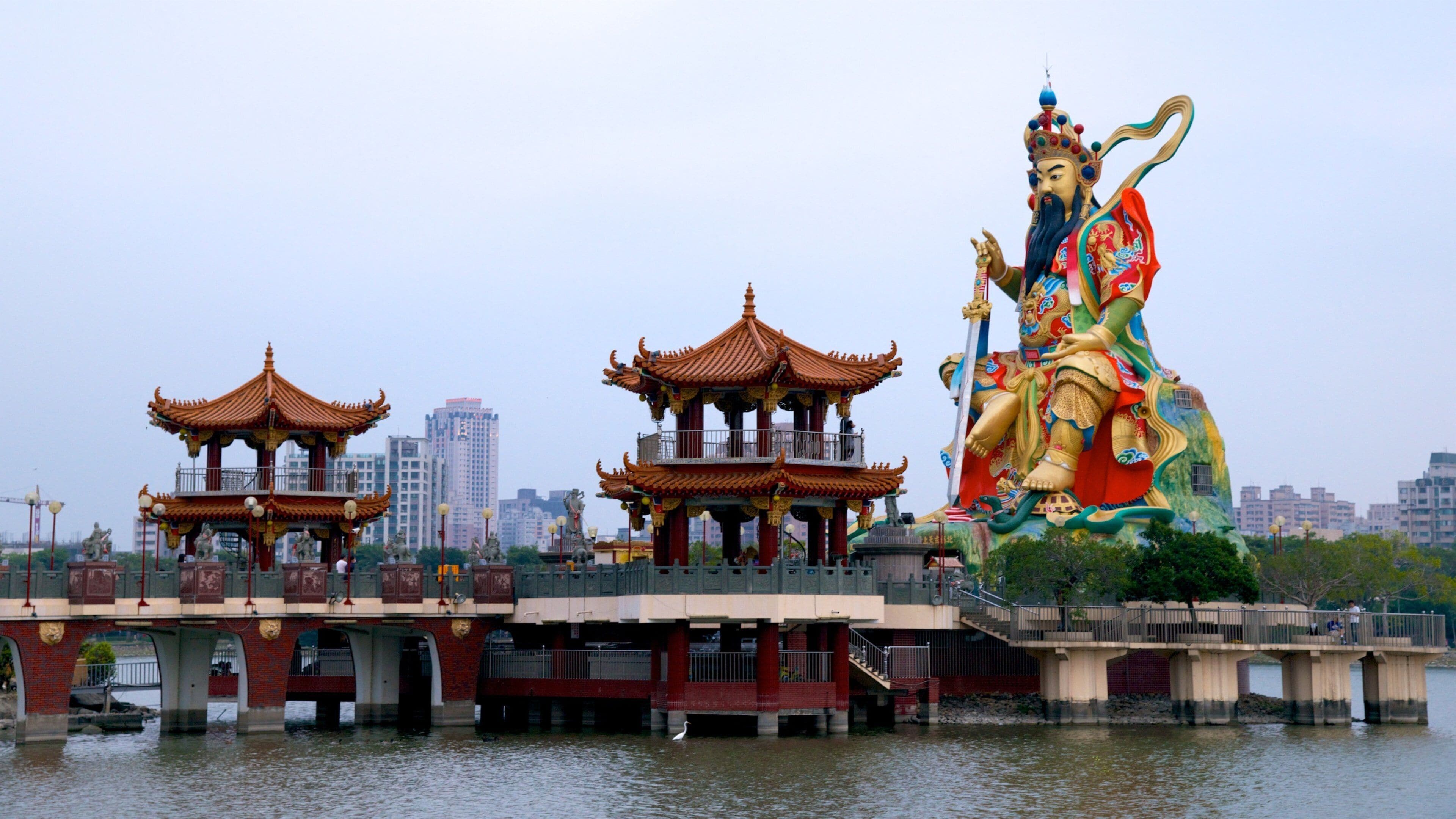 Beiji Xuantian Shangdi mostrando elementos religiosos, un templo o lugar de culto y una estatua o escultura