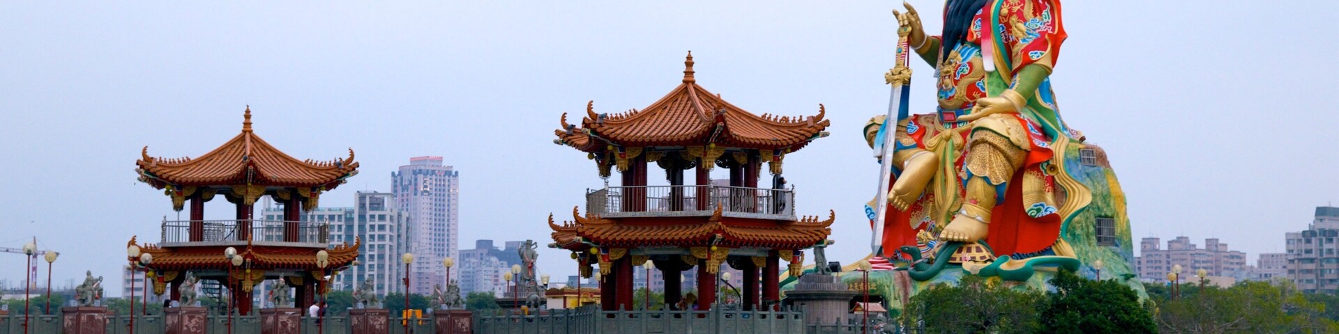 Beiji Xuantian Shangdi caracterizando um templo ou local de adoração, uma estátua ou escultura e elementos religiosos