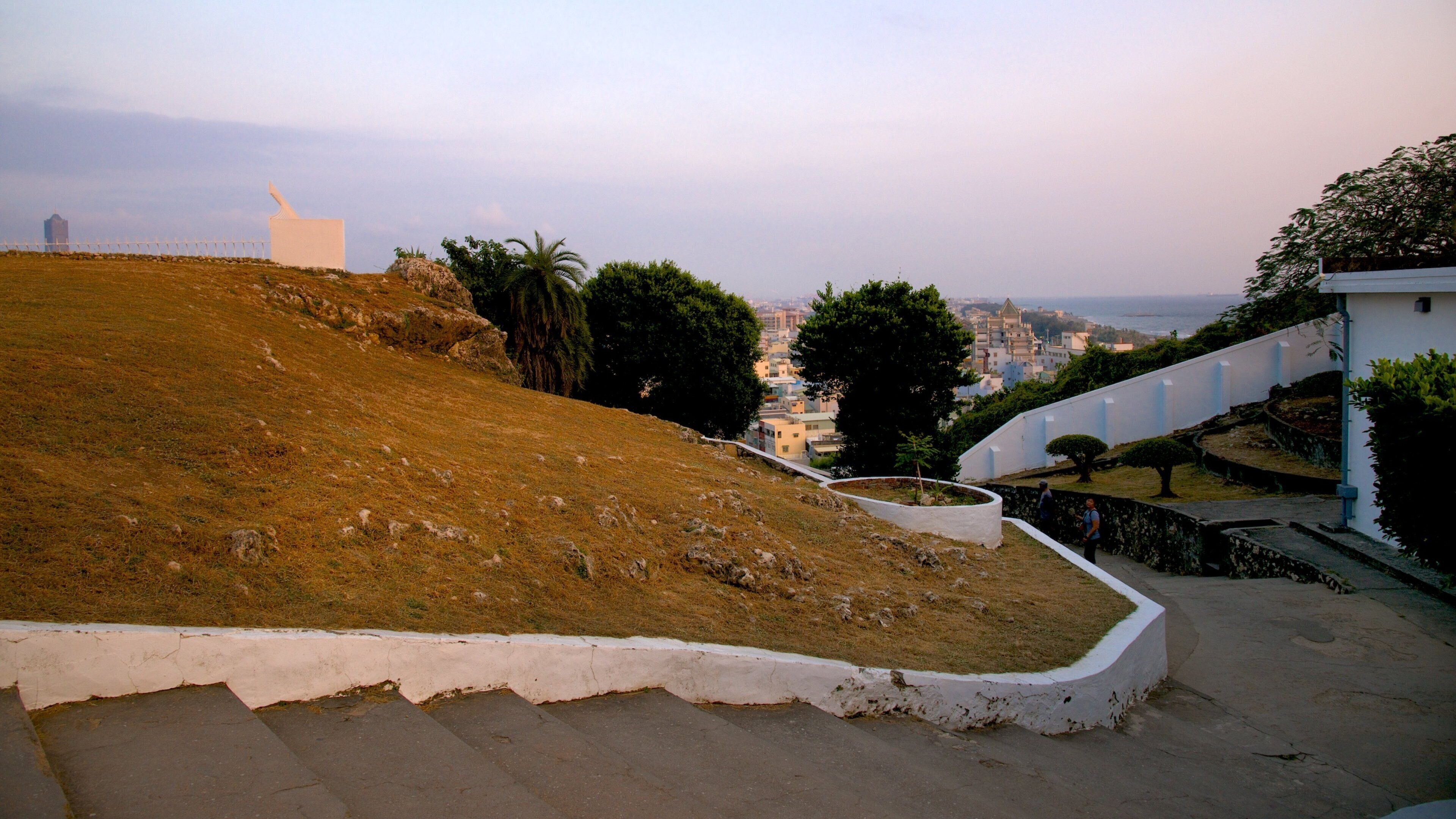旗津灯台 どの含み 海岸沿いの町
