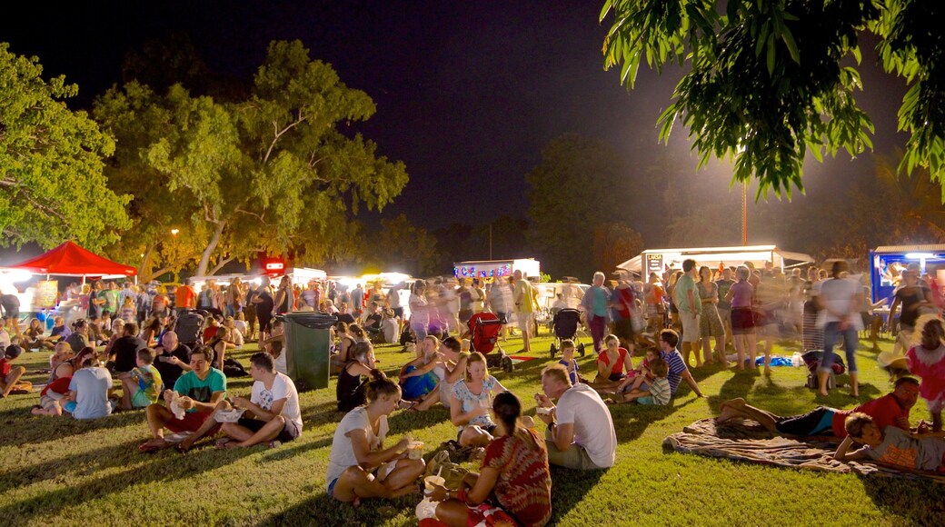 Plage de Town Beach montrant marchés, jardin et scÚnes de nuit