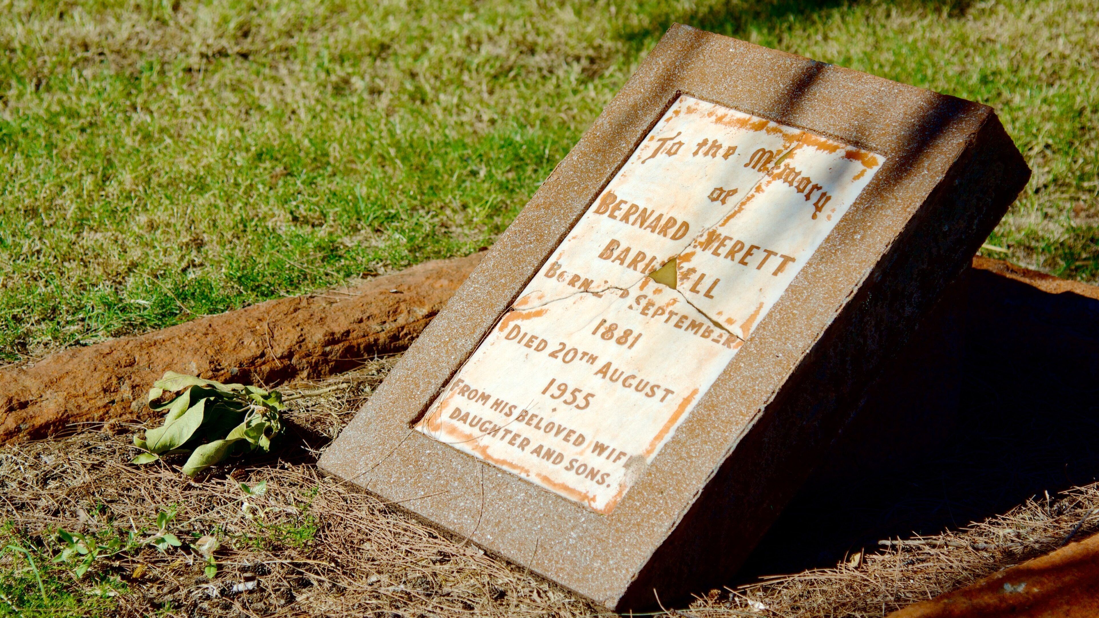 Plage de Town Beach qui includes mémorial, cimetière et signalisation